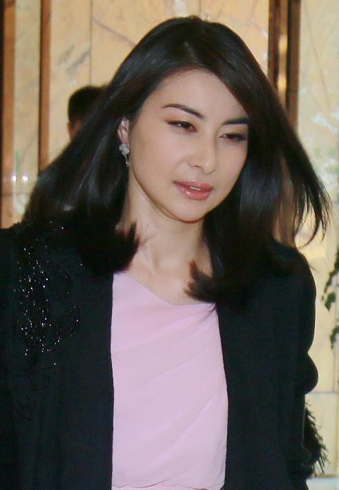 郭晶穿碎花衣显老态，竟不如婆婆年轻，网友：可以当霍启刚阿姨了