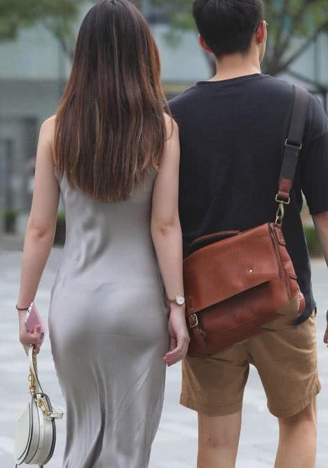 时尚小姐姐睡衣长裙尽显感性女人风味，傲人身姿无肉不欢