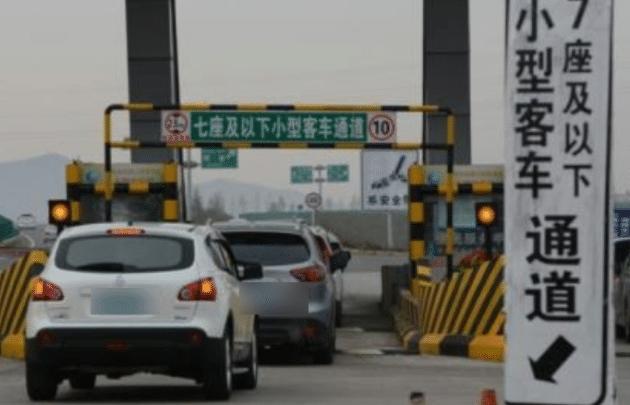 专家：节假日高速免费对车主最不利，涨价才好！理由还挺有说服力