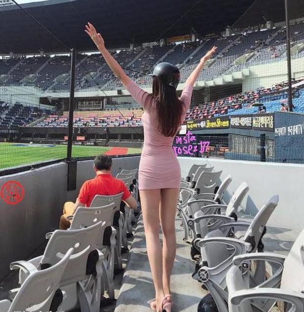 户外的大长腿小姐姐，极品小包臀轻松GET好身段