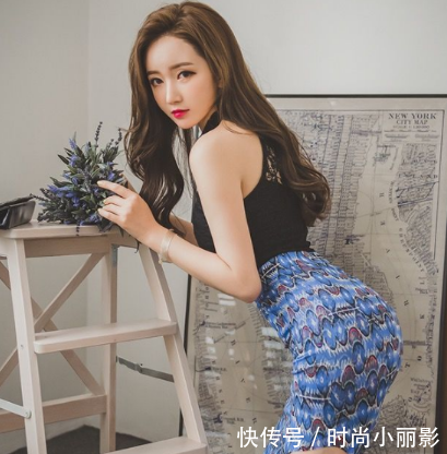 时尚穿搭：身材一级棒的美女穿紧身裙，秀出完美曲线！
