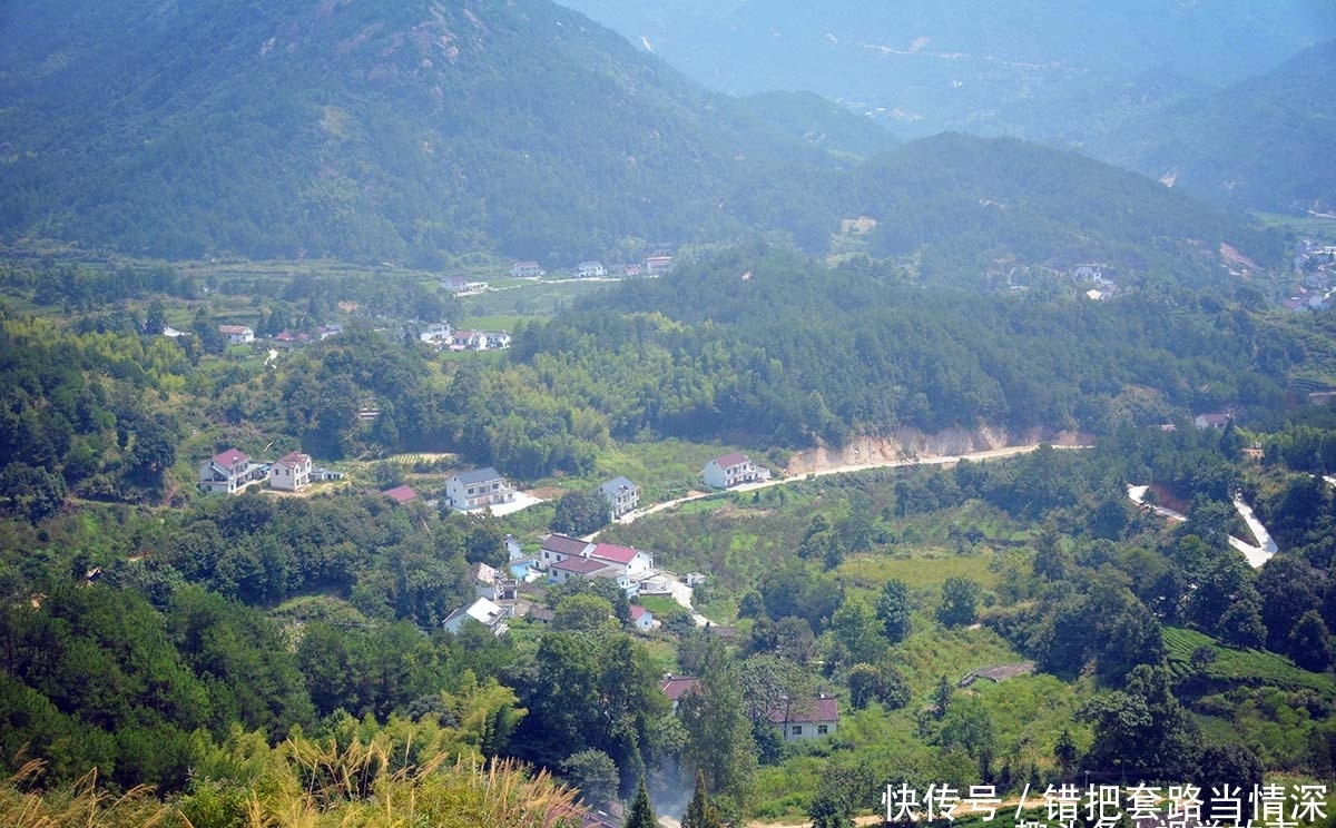 美丽的山村，家家户户建楼房，有一种建筑却造在悬崖峭壁上