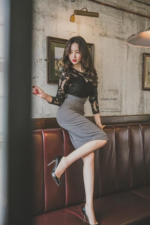 优雅干练的OL风美女，高腰短裙显玲珑曲线，气质超然赏心悦目！