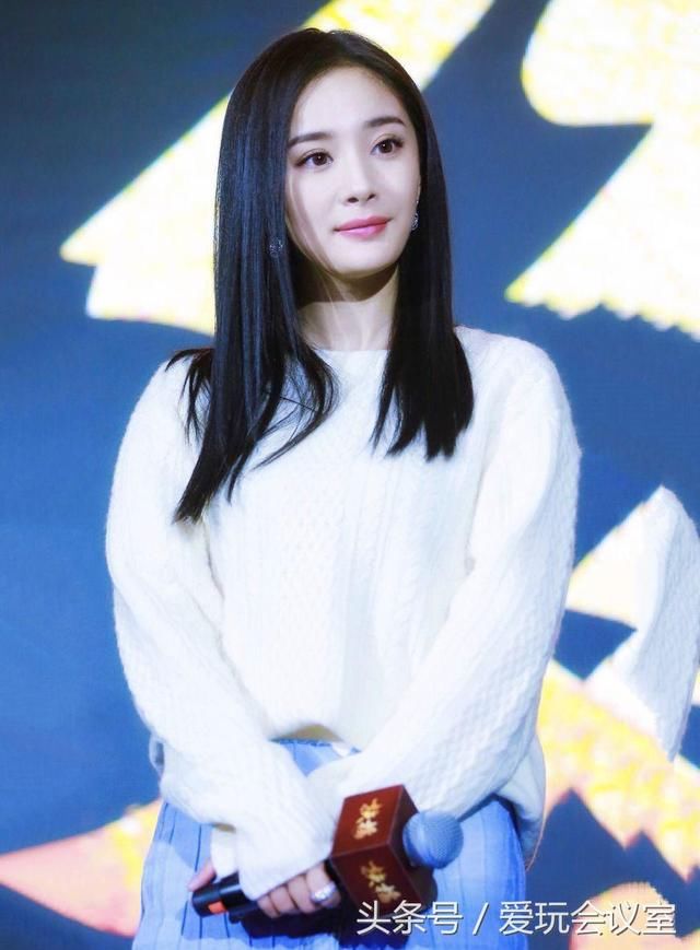 杨幂反穿超短牛仔裙，若隐若现的美腿更诱人，性感中透露着搞笑