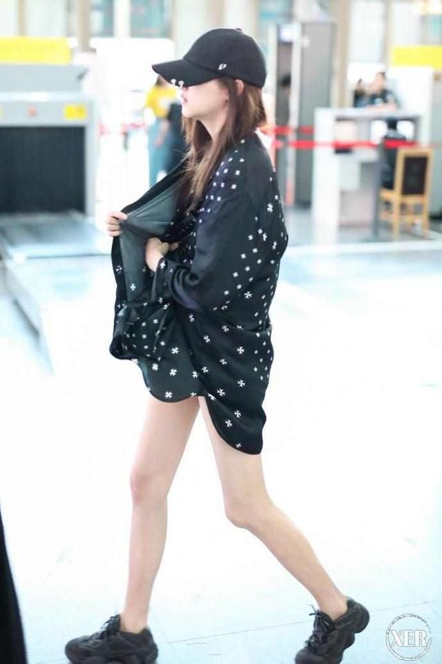 关晓彤这裤子短到没边啊，仅仅一件外套就凹出了胸部以下全是腿