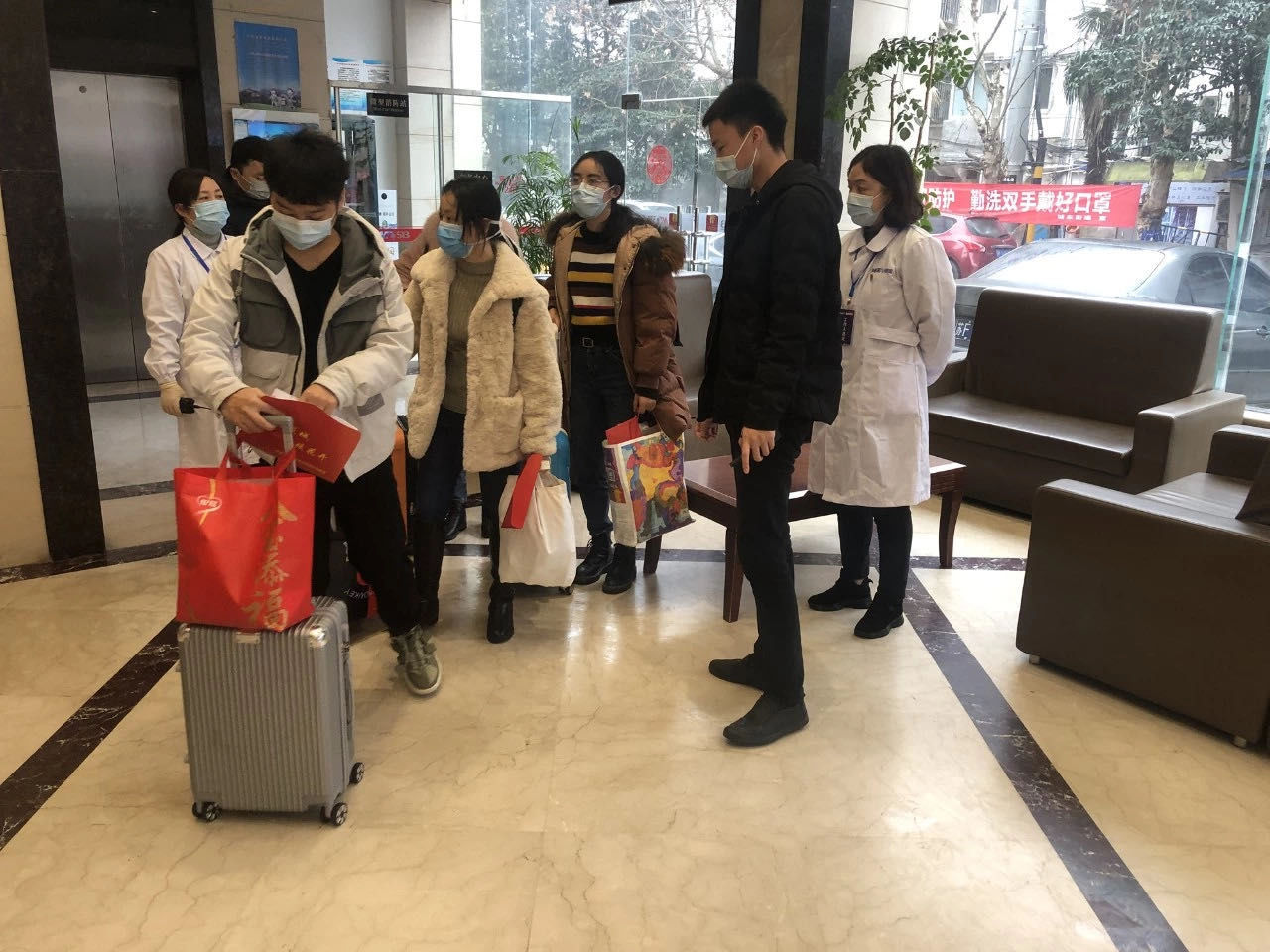  回家@登上热搜的重庆飞南通航班隔离人员，今启程回家，无一人感