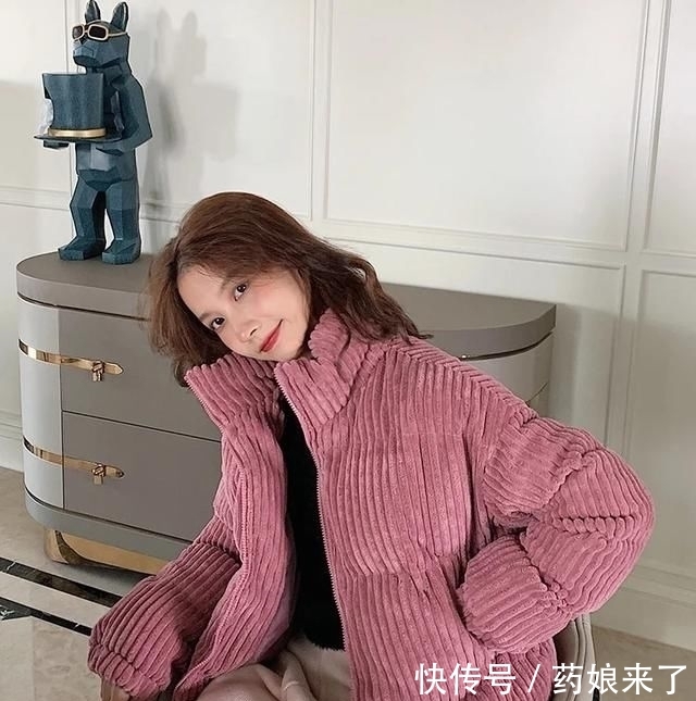  『妹子们』这年代了还不知道怎么搭配灯芯绒棉服？萌妹子进来，手把手包教会