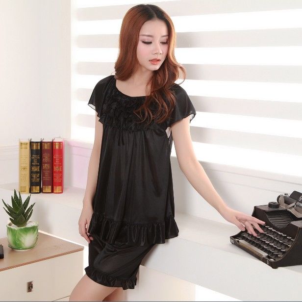 在外穿的光鲜亮丽，在家就要舒适，冰丝睡衣，给你最美的体验