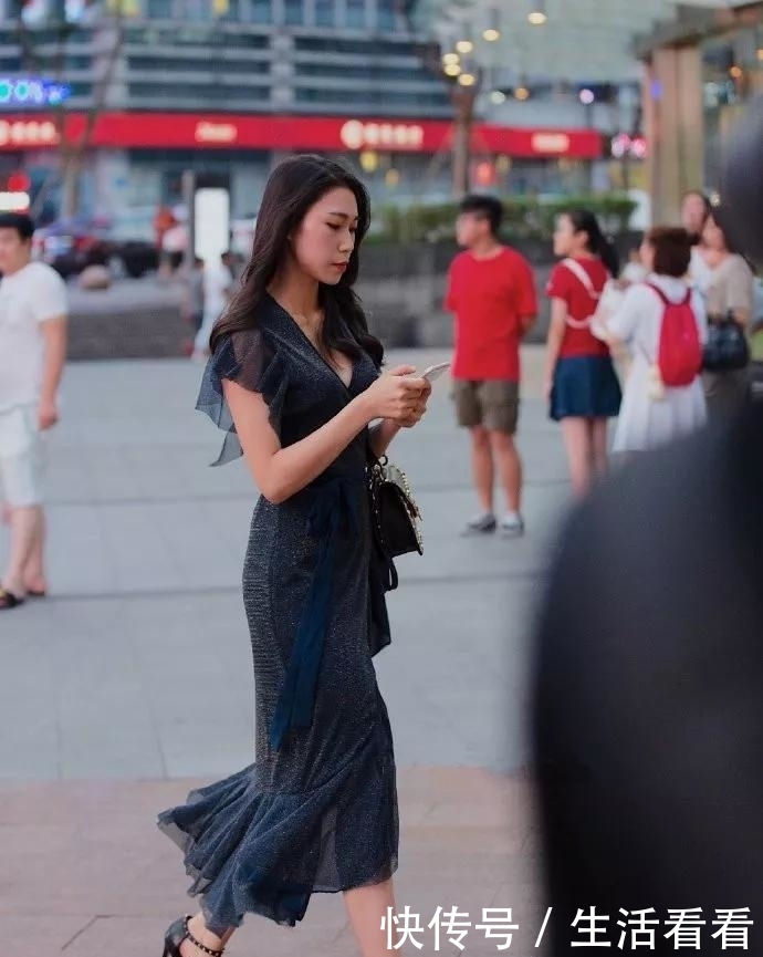 『瑜伽』街拍:白色瑜伽裤非显身材,风姿优雅性感漂亮,更显迷人魅力