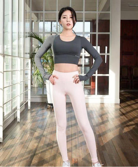 漂亮的小姐姐长发飘飘，含蓄的纹身有一种隐约美!