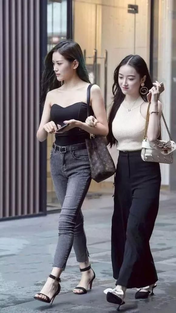 街拍:两个逛街的美女，随便一个都是超模的身材