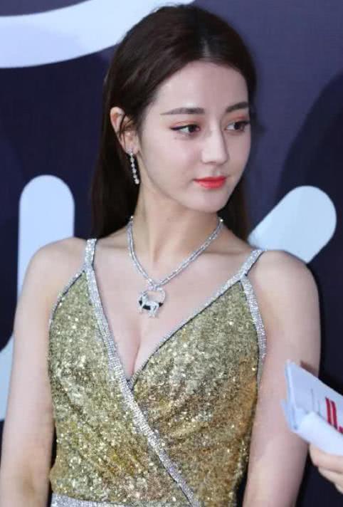 热巴真是太性感,裙子短到尽头,坐下那刻自己都脸红了