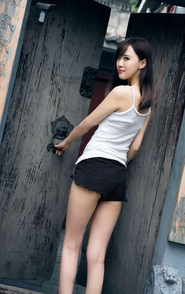邻家小姐姐，黑色短裤秀出一双白皙的美腿，吊带感觉一扯就断