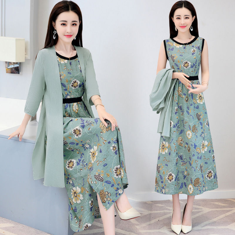 女人一旦过53，不缺钱的，中高级裙+小高跟，美得让人措手不及