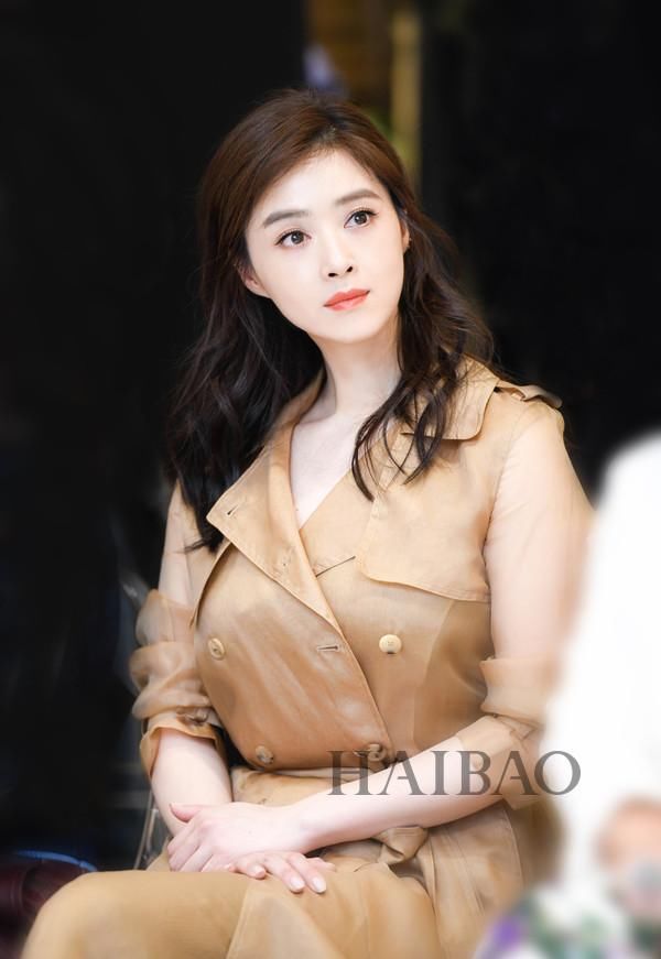 一向低调的周韵气场竟比老公姜文还强？送她上热搜的一字肩和天鹅