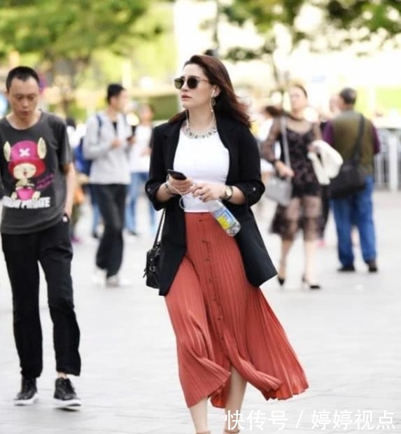 风景@街拍美女:身材颜值俱佳的小姐姐,美搭紧身裙,一道靓丽的风景!
