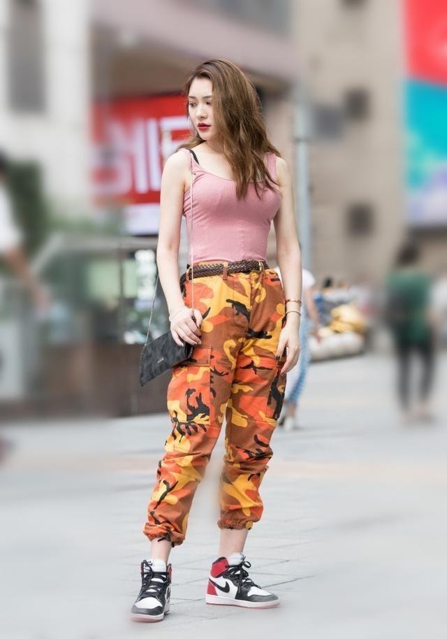 街拍:清新时尚的个性的小姐姐,穿着显身材有气质!