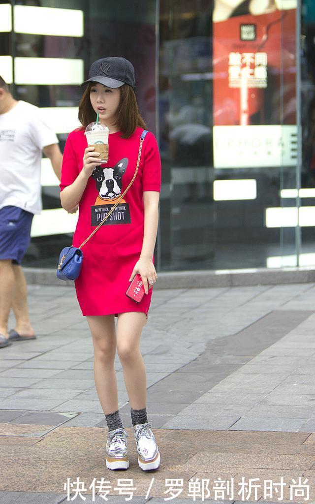 路人街拍:黑T恤黑的热裤穿在美女身上确实吸睛,一双美腿吸人眼球!