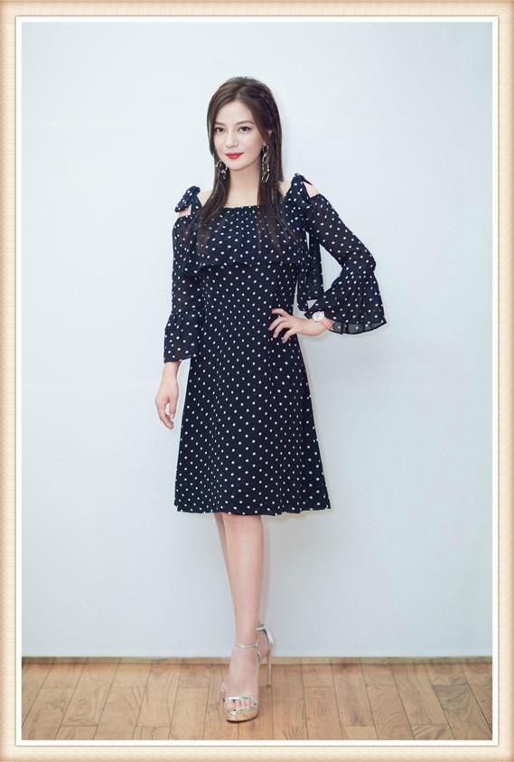 赵薇气质太强了！身穿红配绿竟然一点也不土气，网友：不服不行！