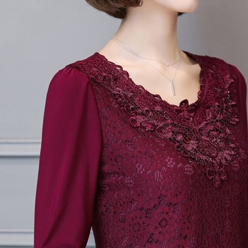 天呐，60后小姨真敢穿!“酒红”妈妈装+裸鞋，洋气减龄二十岁