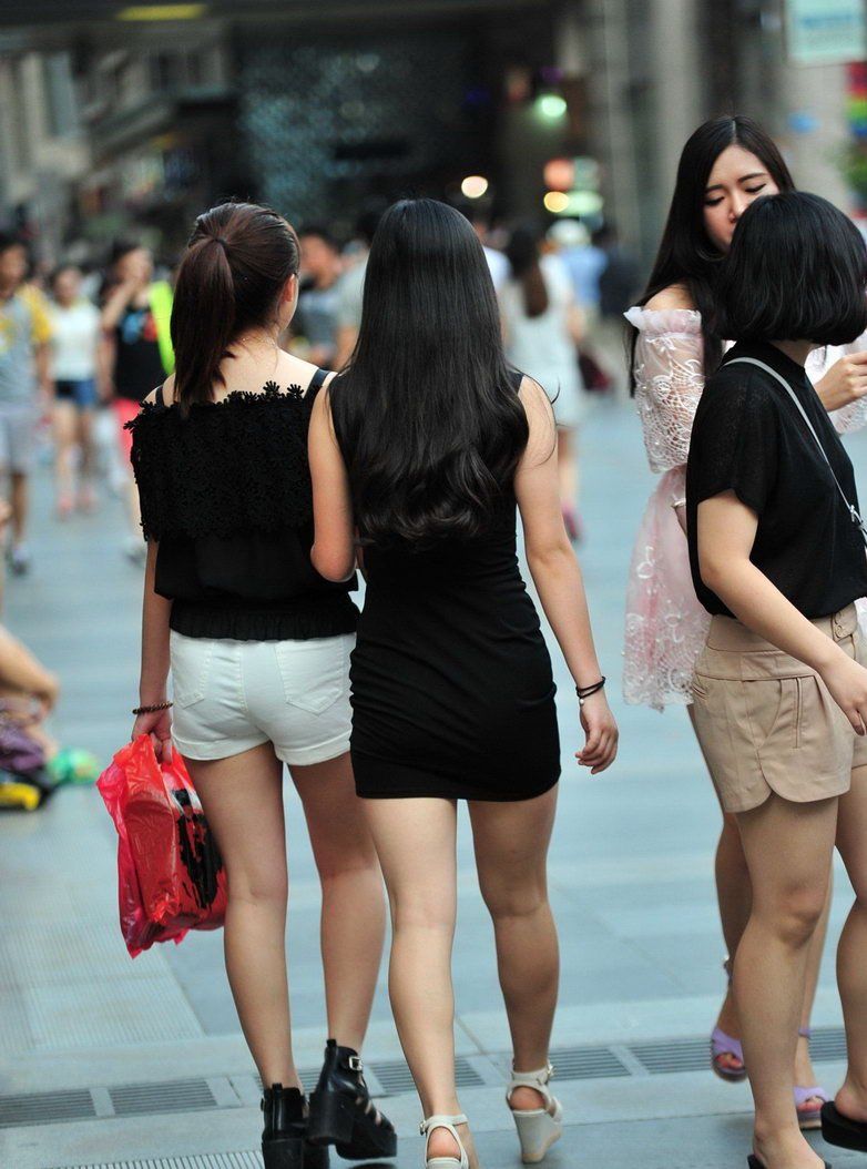 商业街区街拍:微胖型的两个美腿美女，端庄秀丽