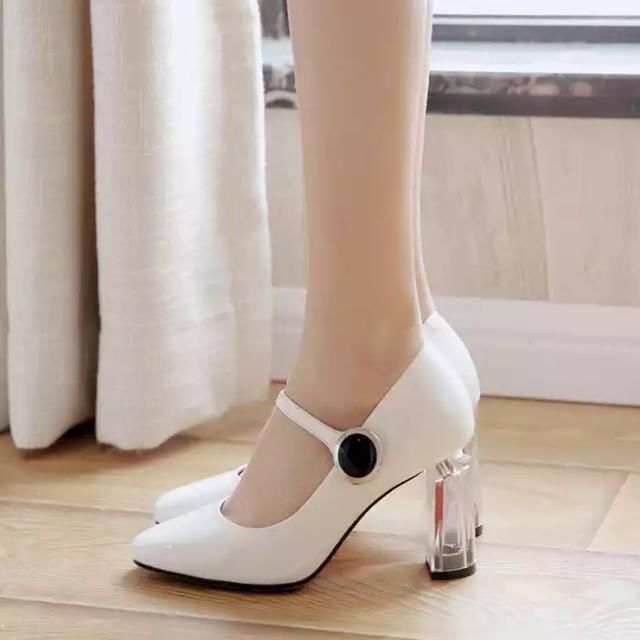 尖头高跟鞋做一个美丽的女人演绎女王范