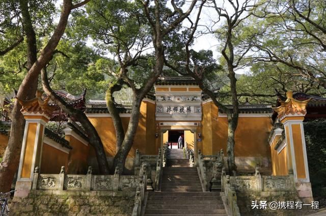 普陀三大寺之一，建筑风格大气脱俗，内藏有国家级文物