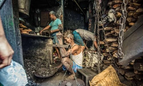 印度50度高温，猴子都中暑身亡，看看当地富人和穷人是如何消暑的