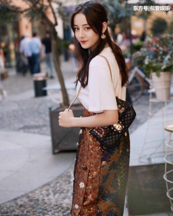 迪丽热巴太不小心了，选错裙子胯宽了几倍，这样的裙子谁敢穿?