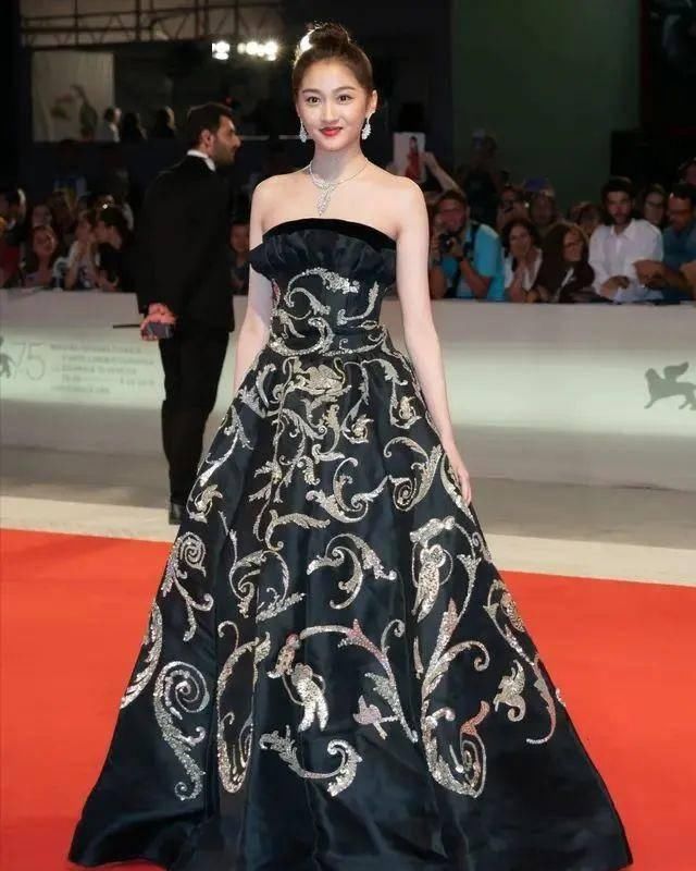  「看起来就」关晓彤瘦脱相还开美颜？紫色毛衣穿的再嫩，看着也觉得僵硬！