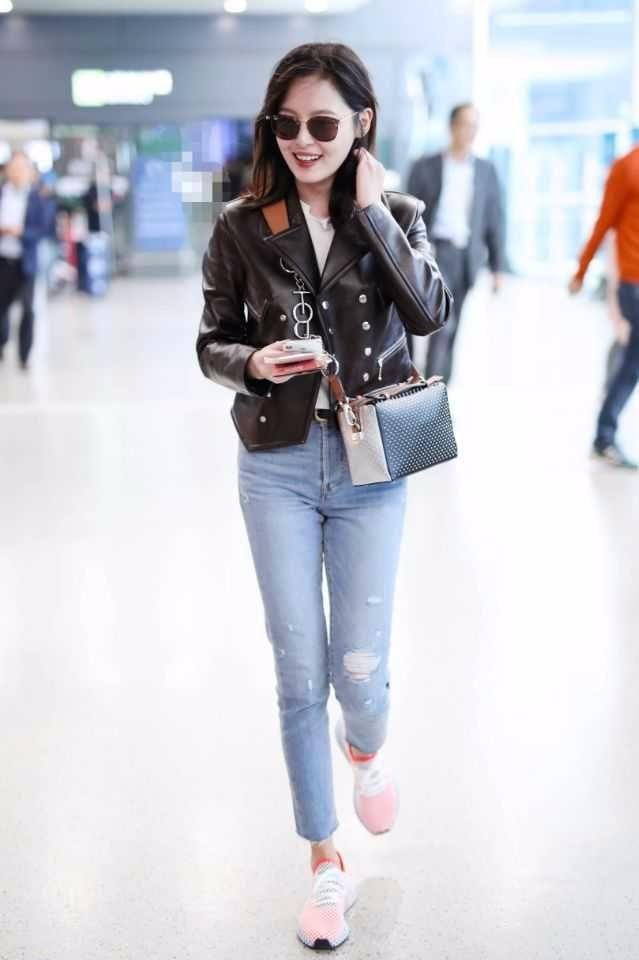 辛芷蕾不愧是高级脸代表，一件脏橘色裙也能穿出别样美感！