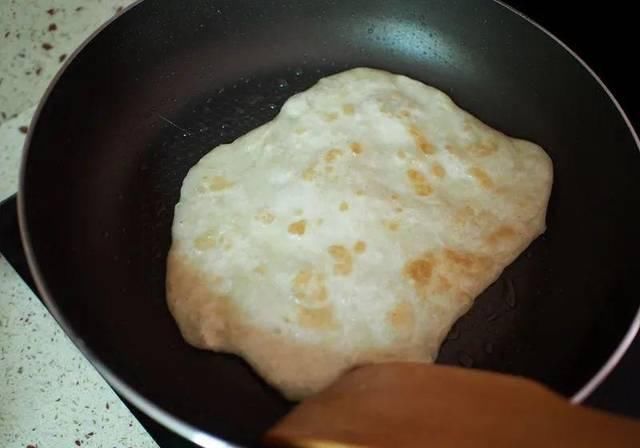  「平底锅」别看这饼很火，其实不用揉面平底锅就能做