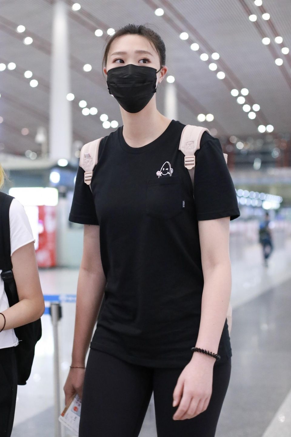腿长2米！排球女神惠若琪戴口罩现身机场，紧身裤衬托大长腿！