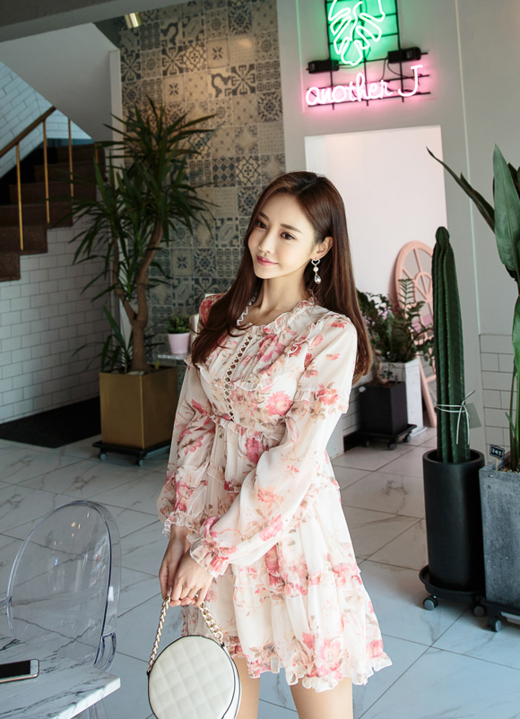 女神孙允珠，鸢红斛叶法兰西花亭层叠洋裙