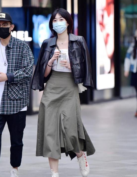 『蓝色』街拍:秀色可餐的美女,一件白色上衣配蓝色牛仔裤,气质好身材