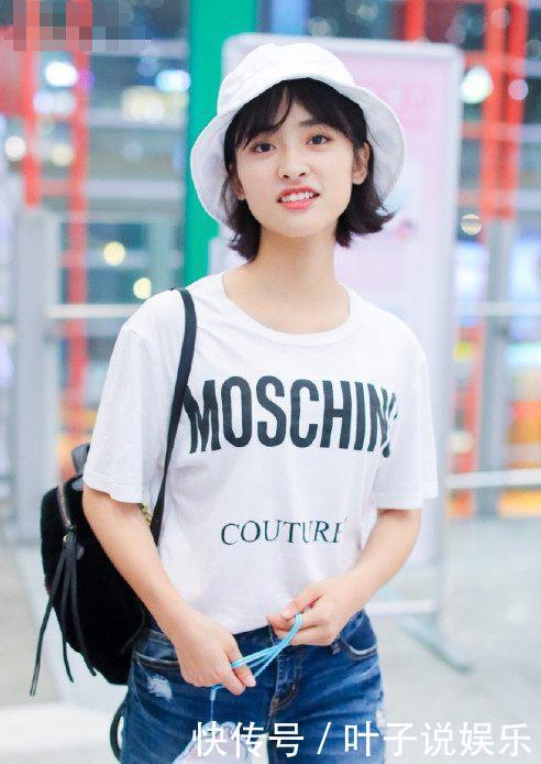 21岁沈月现身机场，清新装扮甜美可人，只因搭错裤子秒变小粗腿