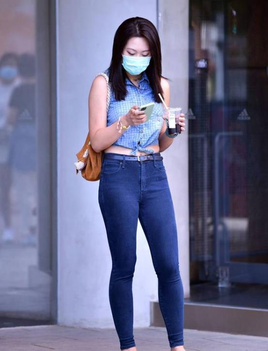 花貌|街拍:雪肤花貌的美女,一件白色的连衣裙,优雅迷人