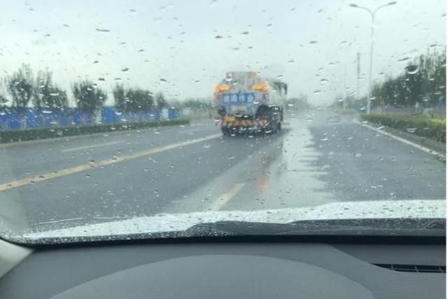 城市洒水车明明是服务公众的，为什么诸多人却认为是一种公害?