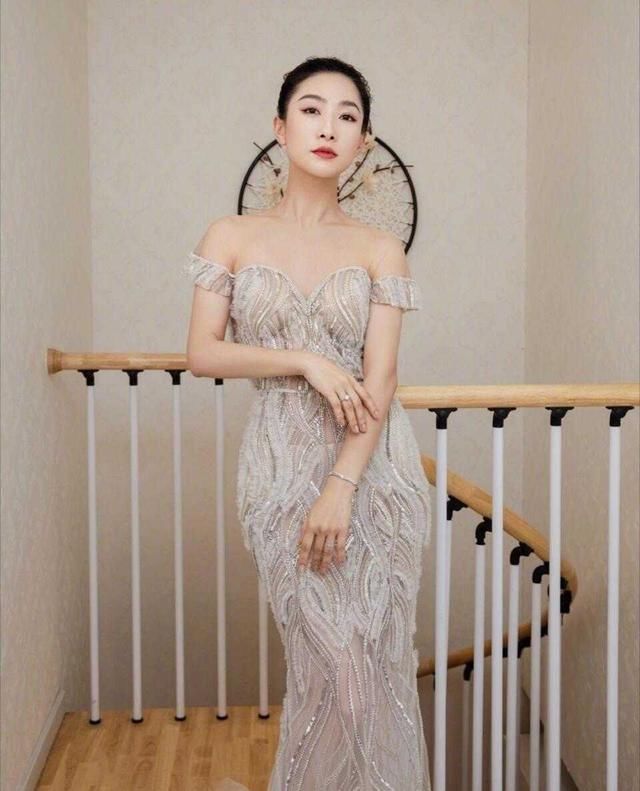 『 花纹图案』丸子头搭配抹胸连衣裙，露背真吸睛，陶昕然34岁反而更加美丽动人