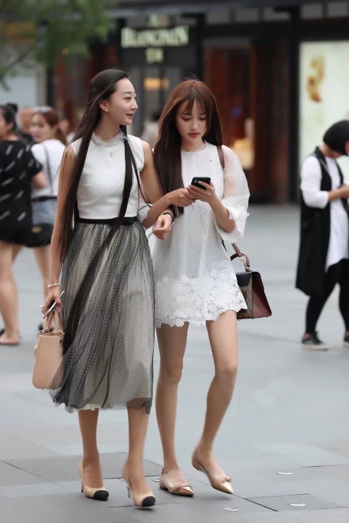 街拍:穿着时髦显身材显腿长小姐姐,美丽性感俏皮可人!
