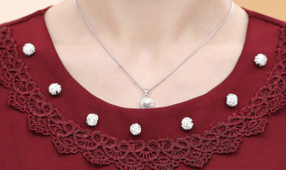 连旗袍都自愧不如的秋裙!70后美女国庆出游穿，都美得爆水管