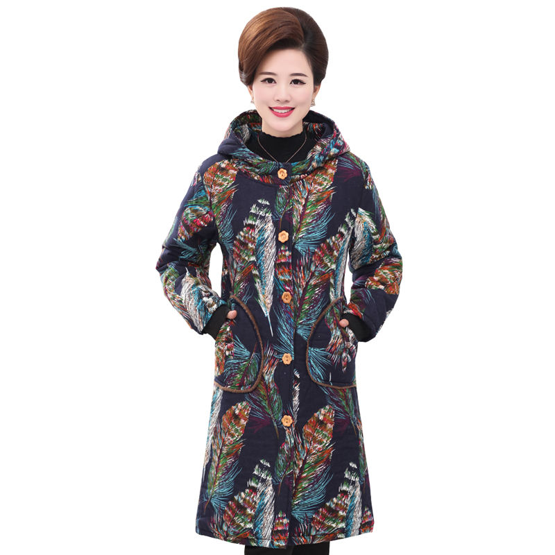 女人过了45岁，就该往死里打扮，瞧妈妈穿的修身外套，令人惊艳