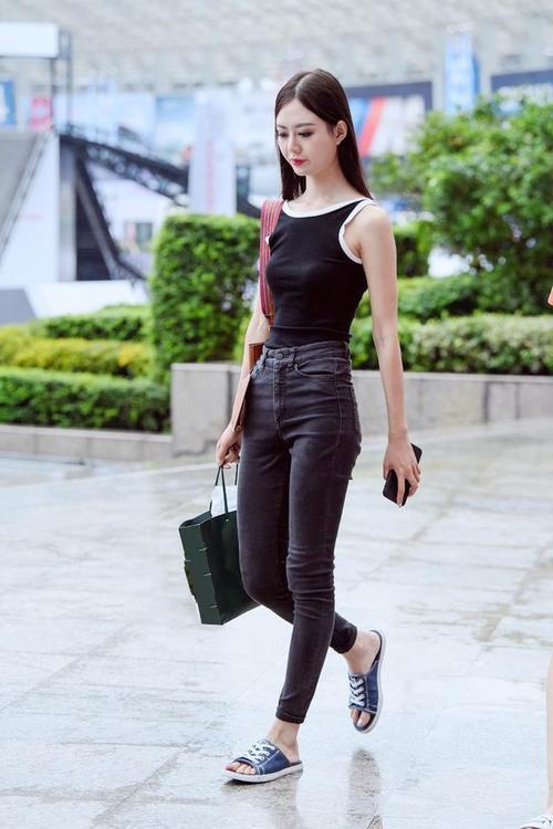 街拍美女：日常休闲穿搭法，这样穿不但休闲，还很有回头率