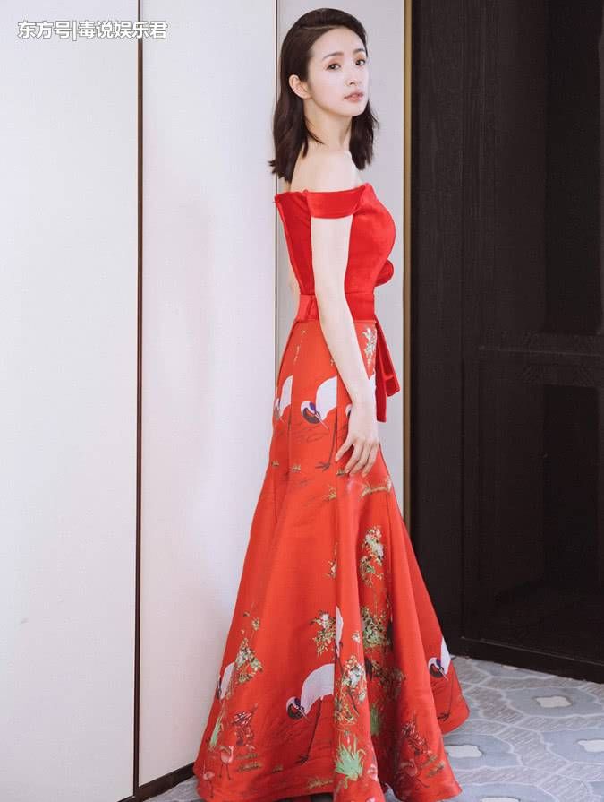 林依晨像是穿了套泳衣,裙子还是舞厅风的,终于相信你35岁了!