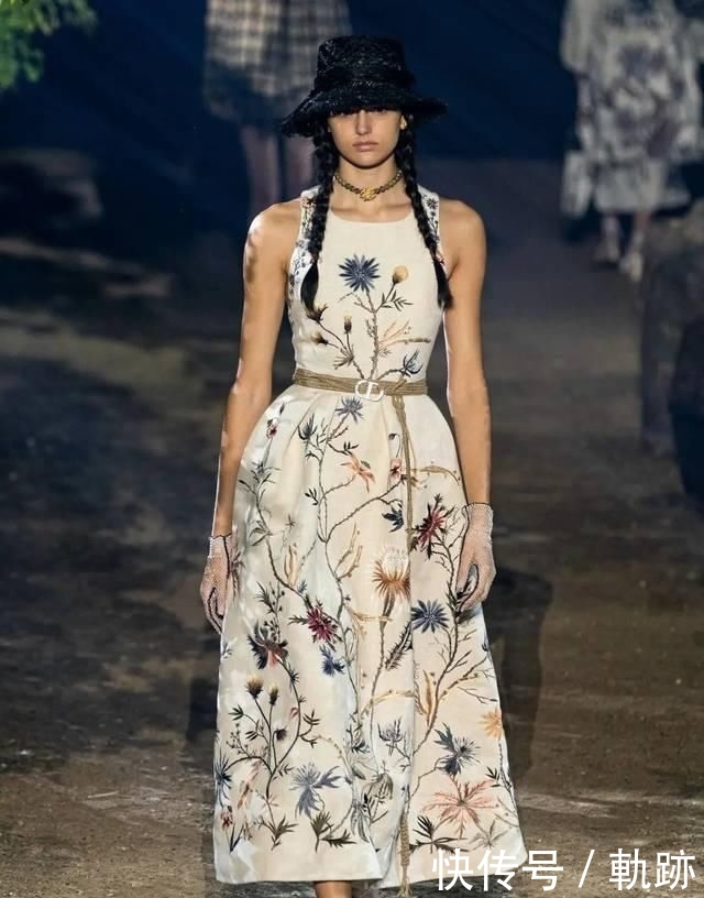 『花朵』2020开春 流行穿“开满花”的裙子,谁穿谁美!