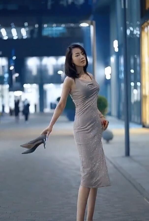  闪耀着■吊带裙美女走路很拉风，闪耀着知性的“熟女光芒”