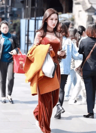 街拍: 旗袍装尽显迷人熟女气质, 婀娜身材让直男不开眼！