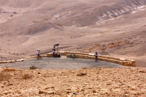 世界第一大坑：长40公里一天都走不完，深坑犹如陨石撞过地球