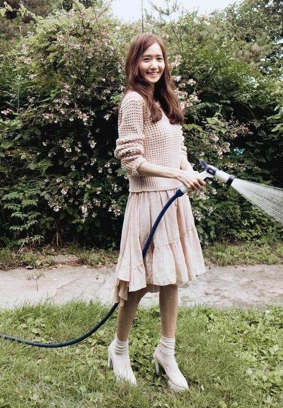 林允儿胆真肥! 穿一条蕾丝睡衣就走红毯? 网友: 韩星的时尚我不懂