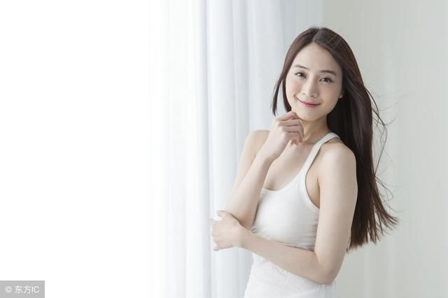 成熟女人必备的连衣裙，万种风情，摇曳着朦胧的性感美